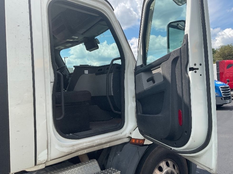 Day Cab Tractor-Heavy Duty Tractors-Freightliner-2023-T11664ST-Akron-OH-523,196\n\t\tmiles-$ 50,500 - Image 12