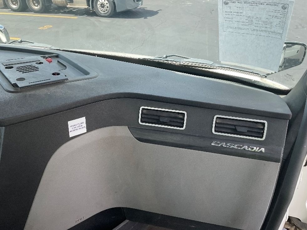 Day Cab Tractor-Heavy Duty Tractors-Freightliner-2023-T11664ST-Akron-OH-523,196\n\t\tmiles-$ 50,500 - Image 13
