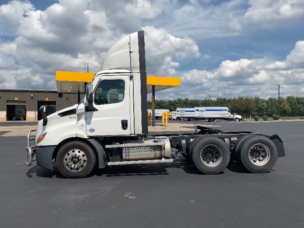 Day Cab Tractor-Heavy Duty Tractors-Freightliner-2023-T11664ST-Akron-OH-523,196\n\t\tmiles-$ 50,500 - Image 4