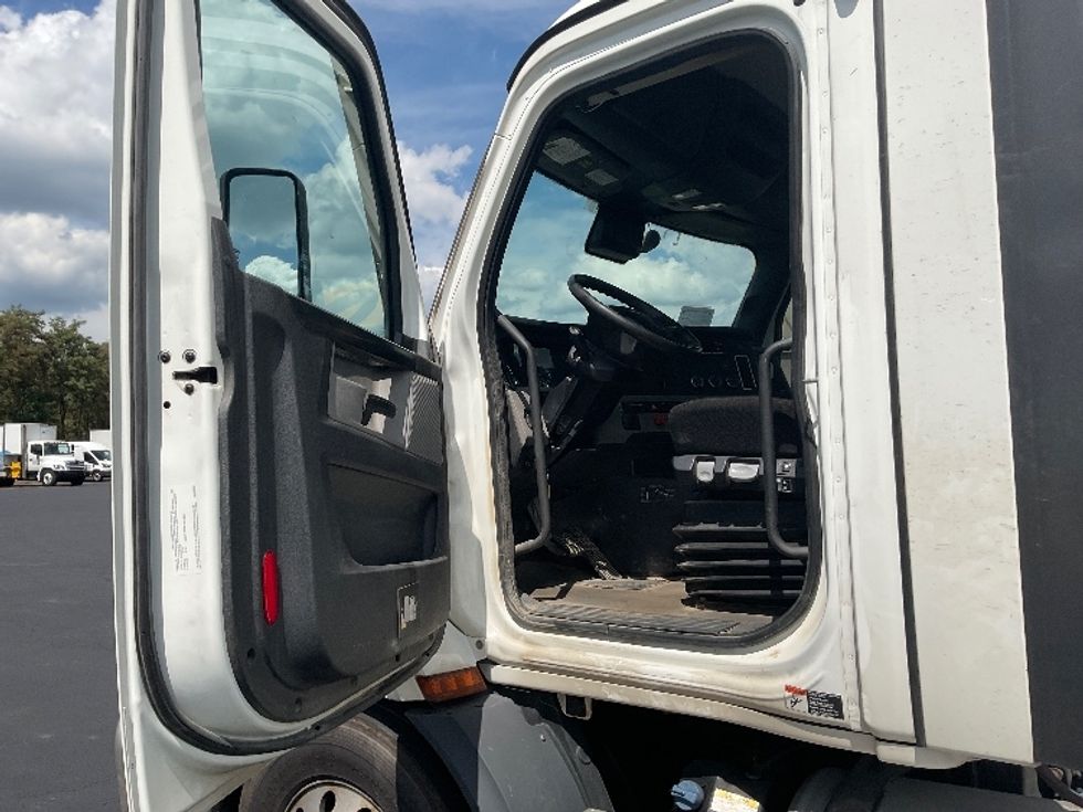 Day Cab Tractor-Heavy Duty Tractors-Freightliner-2023-T11664ST-Akron-OH-523,196\n\t\tmiles-$ 50,500 - Image 9