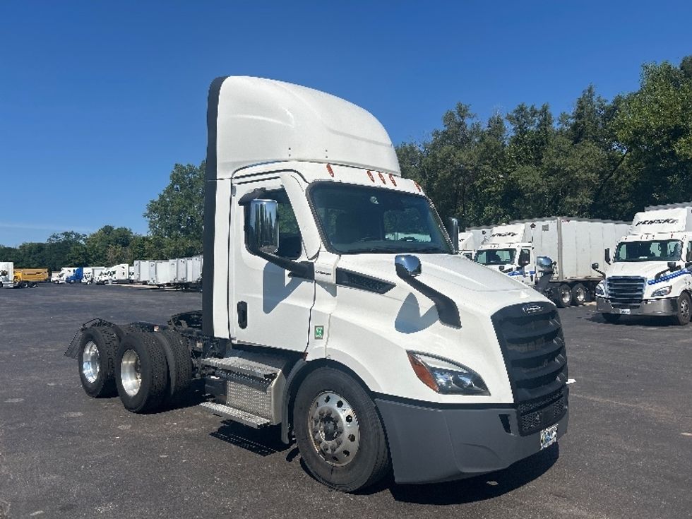 Day Cab Tractor-Heavy Duty Tractors-Freightliner-2023-T11664ST-Indianapolis-IN-774,162\n\t\tmiles-$ 32,500 - Image 1