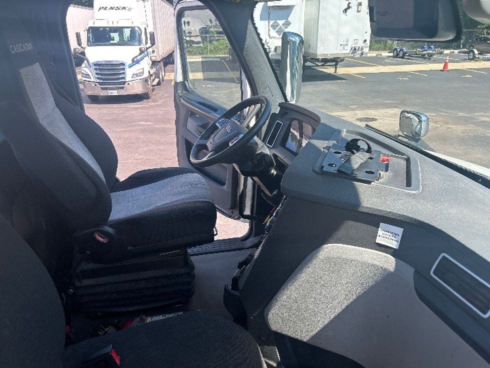 Day Cab Tractor-Heavy Duty Tractors-Freightliner-2023-T11664ST-Indianapolis-IN-774,162\n\t\tmiles-$ 32,500 - Image 14
