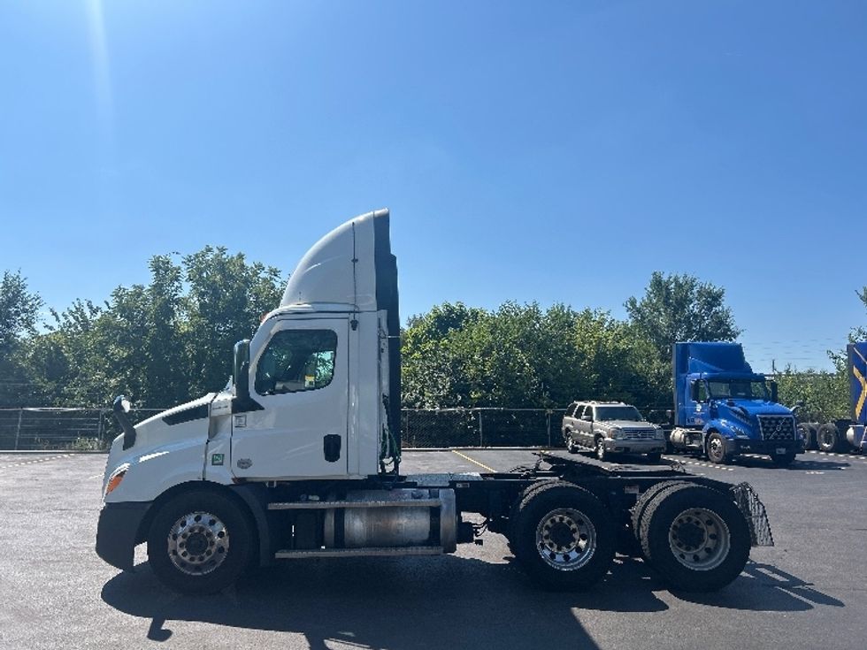 Day Cab Tractor-Heavy Duty Tractors-Freightliner-2023-T11664ST-Indianapolis-IN-774,162\n\t\tmiles-$ 32,500 - Image 4