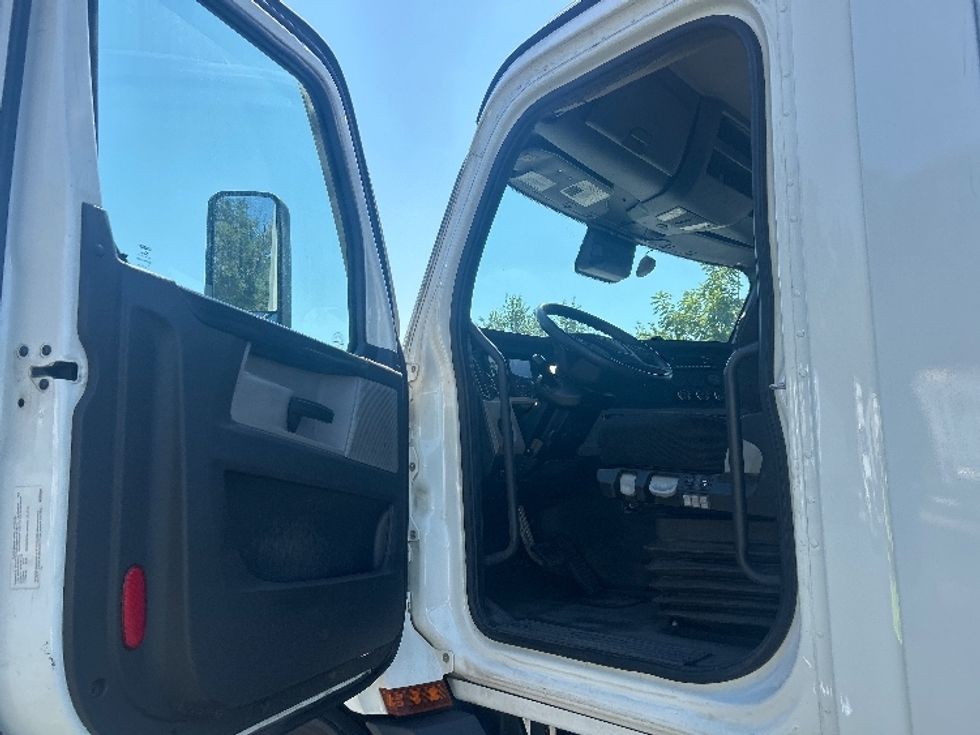 Day Cab Tractor-Heavy Duty Tractors-Freightliner-2023-T11664ST-Indianapolis-IN-774,162\n\t\tmiles-$ 32,500 - Image 9
