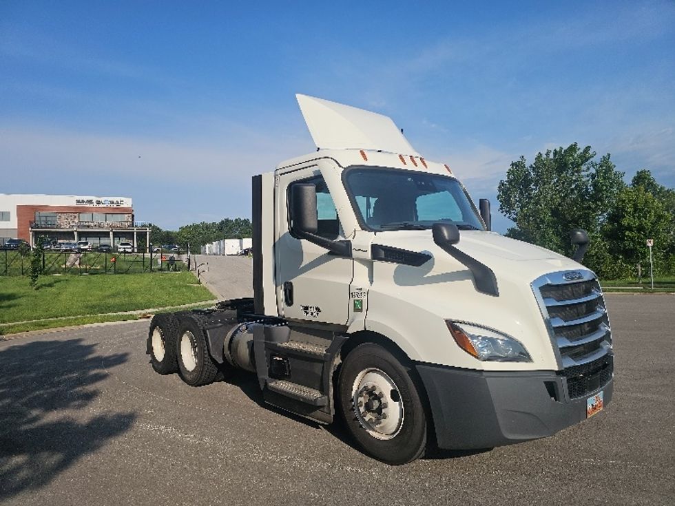 Day Cab Tractor-Heavy Duty Tractors-Freightliner-2023-T11664ST-Kansas City-MO-197,157\n\t\tmiles-$ 88,250 - Image 1
