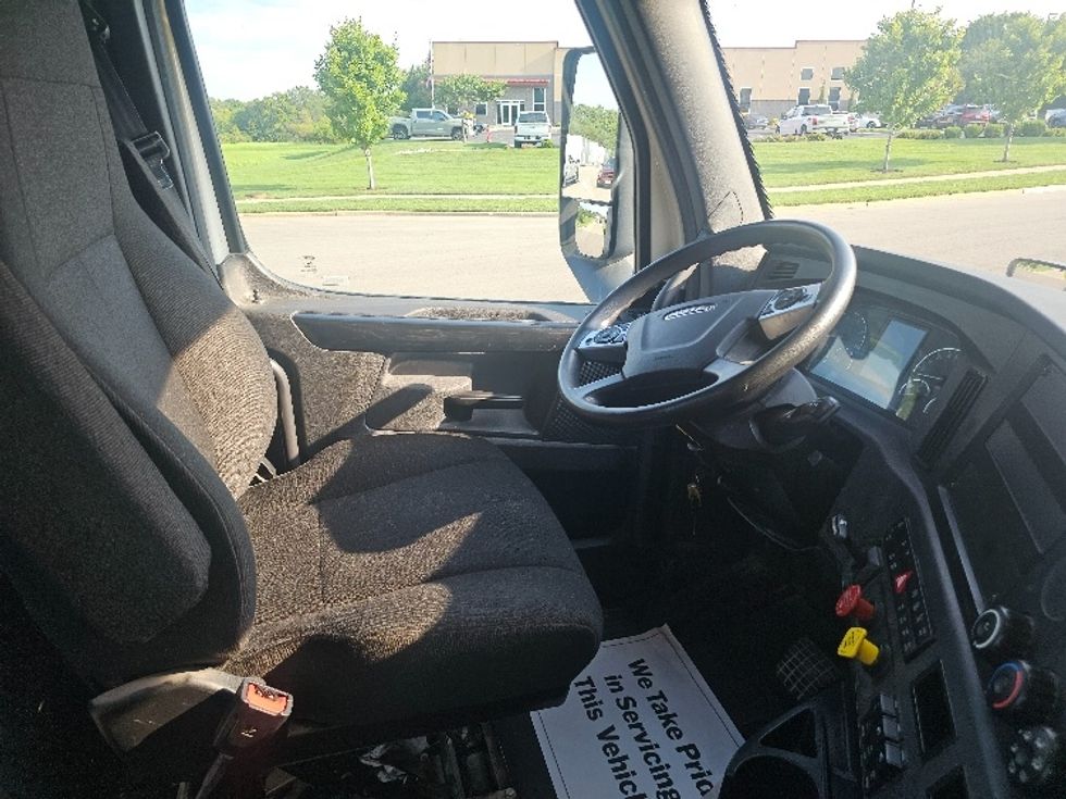 Day Cab Tractor-Heavy Duty Tractors-Freightliner-2023-T11664ST-Kansas City-MO-197,157\n\t\tmiles-$ 88,250 - Image 14