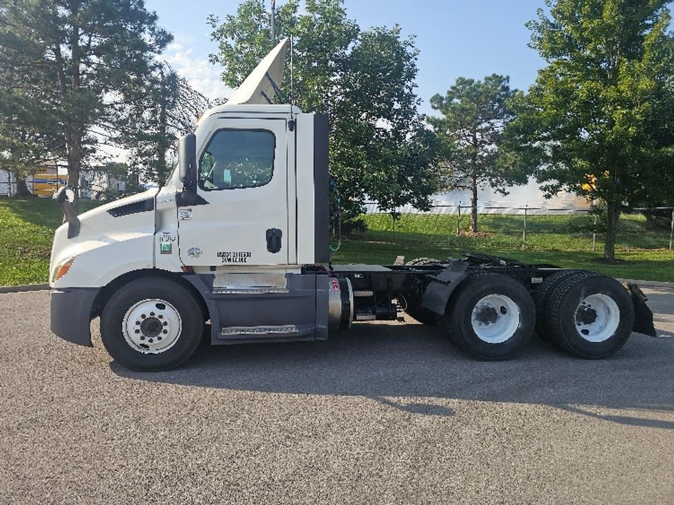 Day Cab Tractor-Heavy Duty Tractors-Freightliner-2023-T11664ST-Kansas City-MO-197,157\n\t\tmiles-$ 88,250 - Image 4