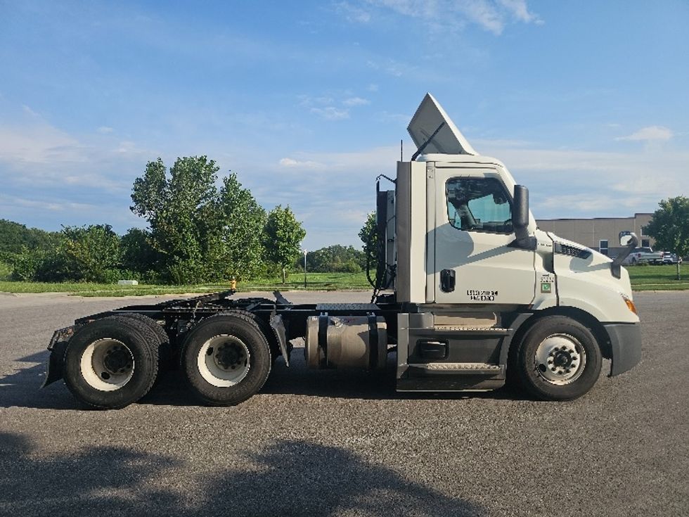 Day Cab Tractor-Heavy Duty Tractors-Freightliner-2023-T11664ST-Kansas City-MO-197,157\n\t\tmiles-$ 88,250 - Image 8