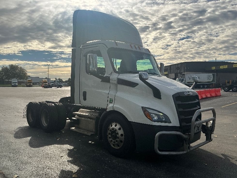 Day Cab Tractor-Heavy Duty Tractors-Freightliner-2023-T11664ST-Melrose Park-IL-697,484\n\t\tmiles-$ 35,500 - Image 1