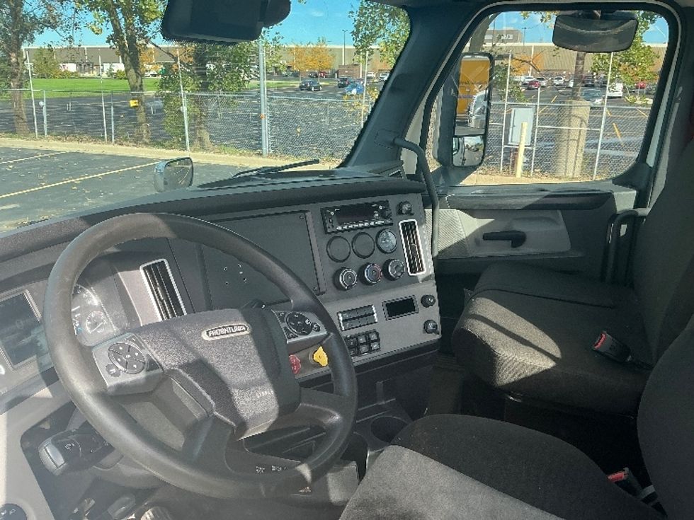 Day Cab Tractor-Heavy Duty Tractors-Freightliner-2023-T11664ST-Melrose Park-IL-697,484\n\t\tmiles-$ 35,500 - Image 10