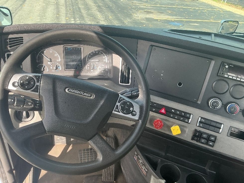 Day Cab Tractor-Heavy Duty Tractors-Freightliner-2023-T11664ST-Melrose Park-IL-697,484\n\t\tmiles-$ 35,500 - Image 11
