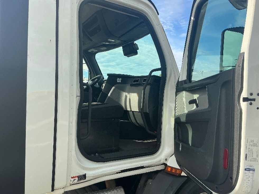 Day Cab Tractor-Heavy Duty Tractors-Freightliner-2023-T11664ST-Melrose Park-IL-697,484\n\t\tmiles-$ 35,500 - Image 12