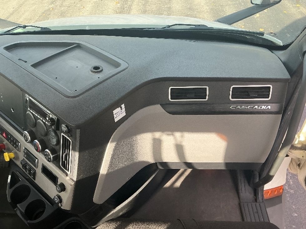 Day Cab Tractor-Heavy Duty Tractors-Freightliner-2023-T11664ST-Melrose Park-IL-697,484\n\t\tmiles-$ 35,500 - Image 13