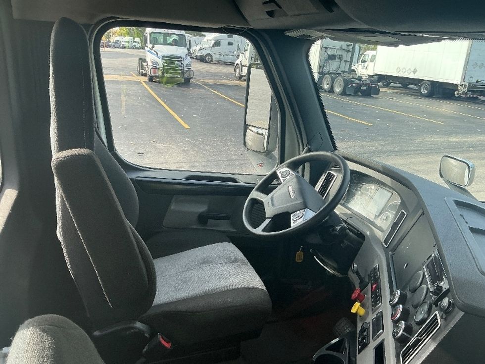 Day Cab Tractor-Heavy Duty Tractors-Freightliner-2023-T11664ST-Melrose Park-IL-697,484\n\t\tmiles-$ 35,500 - Image 14