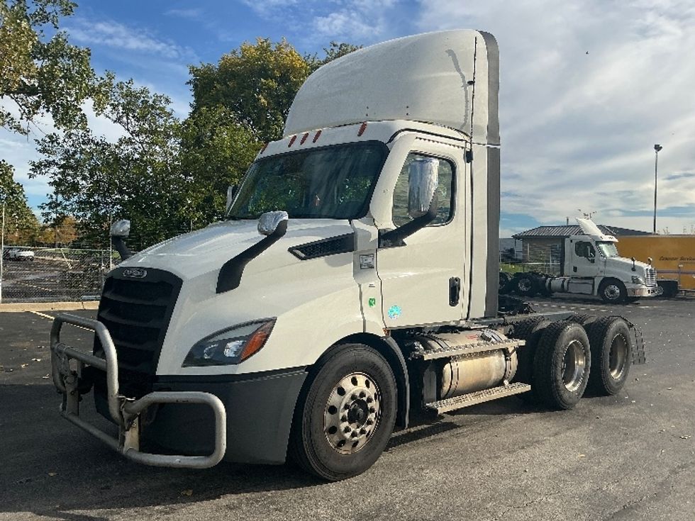 Day Cab Tractor-Heavy Duty Tractors-Freightliner-2023-T11664ST-Melrose Park-IL-697,484\n\t\tmiles-$ 35,500 - Image 3