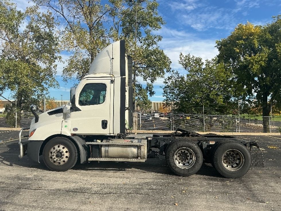 Day Cab Tractor-Heavy Duty Tractors-Freightliner-2023-T11664ST-Melrose Park-IL-697,484\n\t\tmiles-$ 35,500 - Image 4