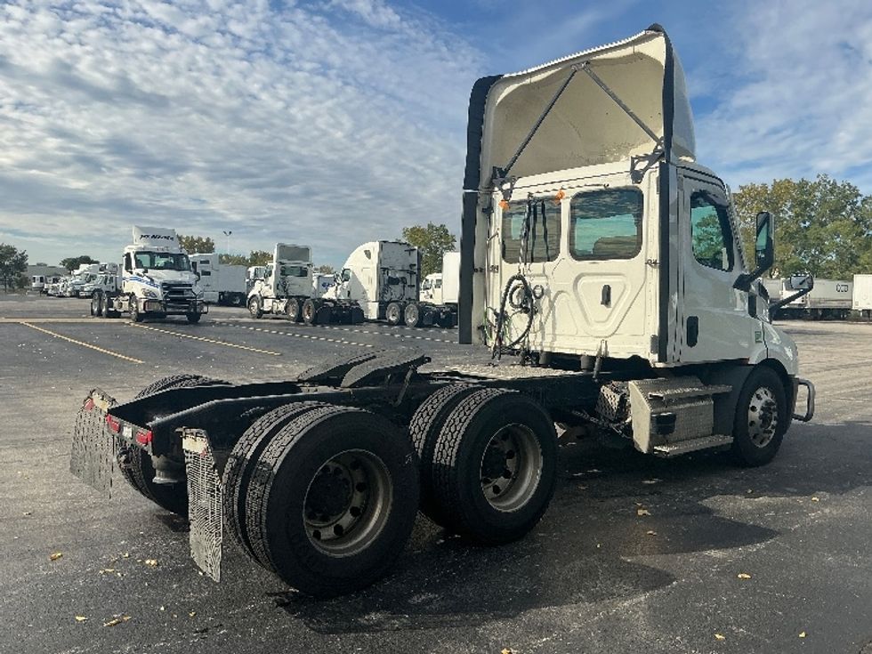 Day Cab Tractor-Heavy Duty Tractors-Freightliner-2023-T11664ST-Melrose Park-IL-697,484\n\t\tmiles-$ 35,500 - Image 7