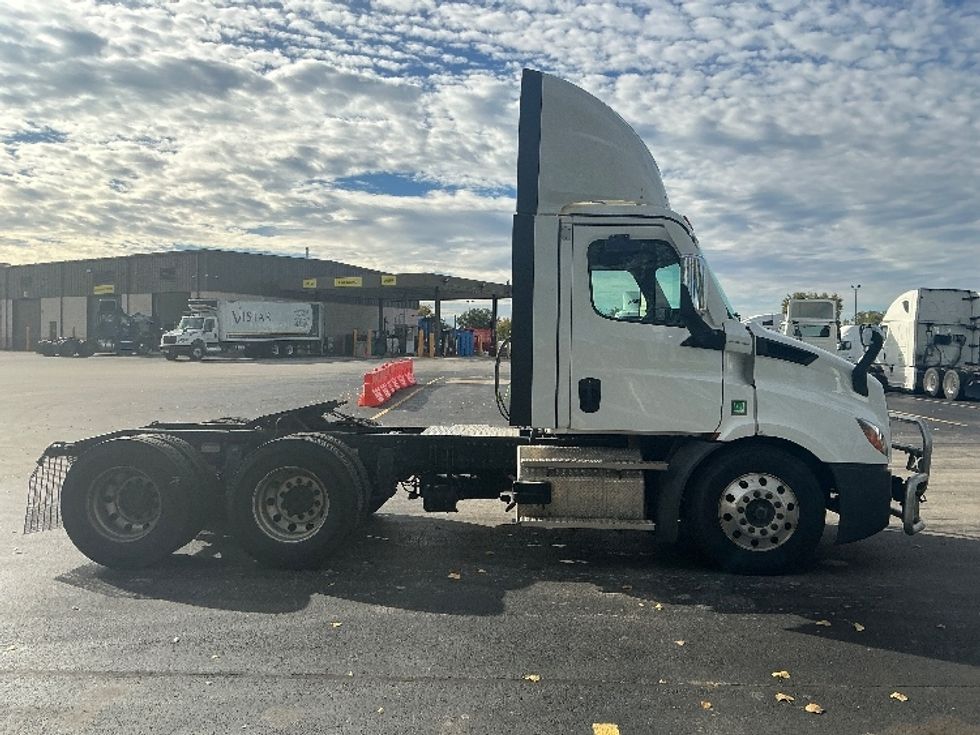 Day Cab Tractor-Heavy Duty Tractors-Freightliner-2023-T11664ST-Melrose Park-IL-697,484\n\t\tmiles-$ 35,500 - Image 8