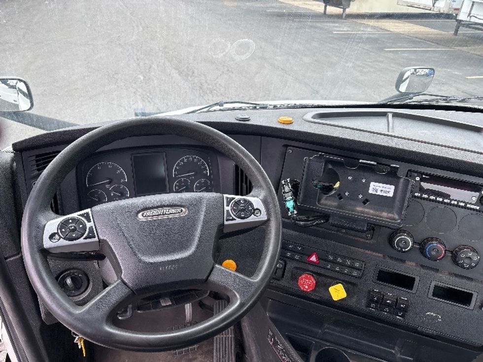 Day Cab Tractor-Heavy Duty Tractors-Freightliner-2023-T11664ST-Obetz-OH-289,589\n\t\tmiles-$ 70,750 - Image 11