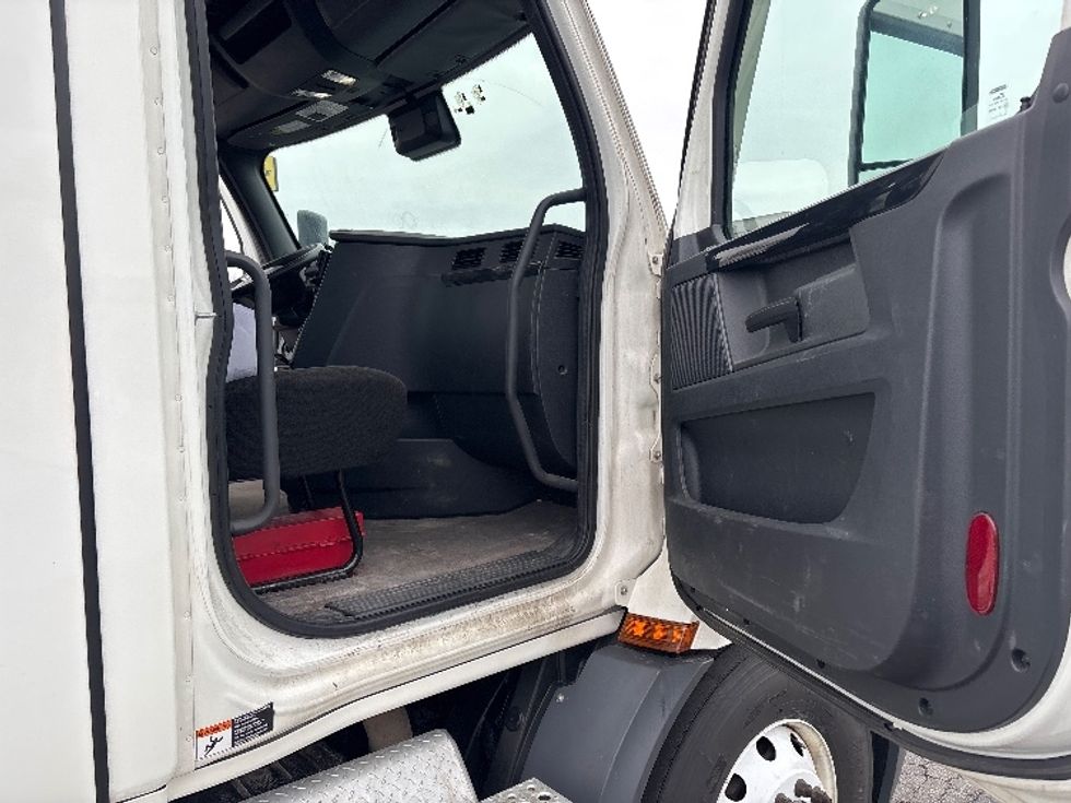 Day Cab Tractor-Heavy Duty Tractors-Freightliner-2023-T11664ST-Obetz-OH-289,589\n\t\tmiles-$ 70,750 - Image 12