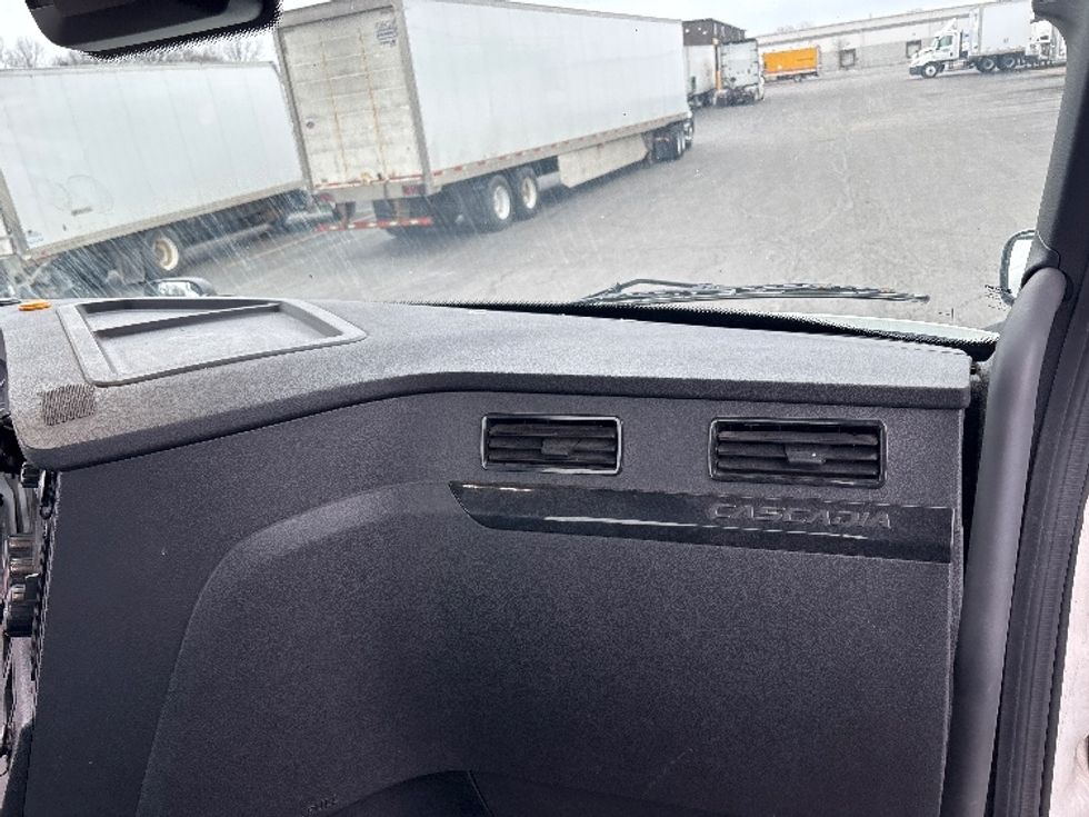 Day Cab Tractor-Heavy Duty Tractors-Freightliner-2023-T11664ST-Obetz-OH-289,589\n\t\tmiles-$ 70,750 - Image 13