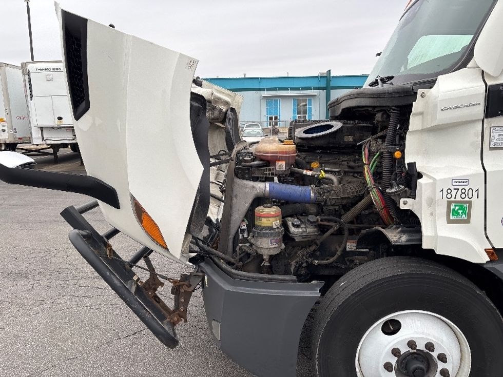 Day Cab Tractor-Heavy Duty Tractors-Freightliner-2023-T11664ST-Obetz-OH-289,589\n\t\tmiles-$ 70,750 - Image 16