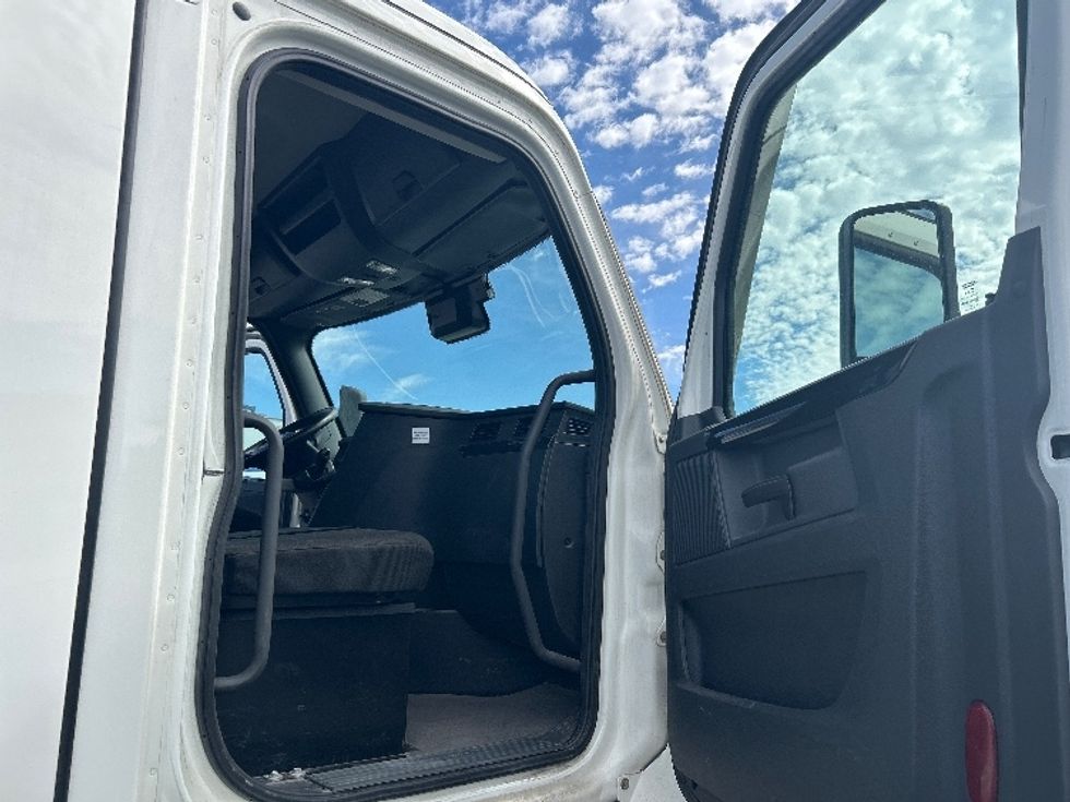 Day Cab Tractor-Heavy Duty Tractors-Freightliner-2023-T11664ST-Ogden-UT-227,104\n\t\tmiles-$ 89,750 - Image 12