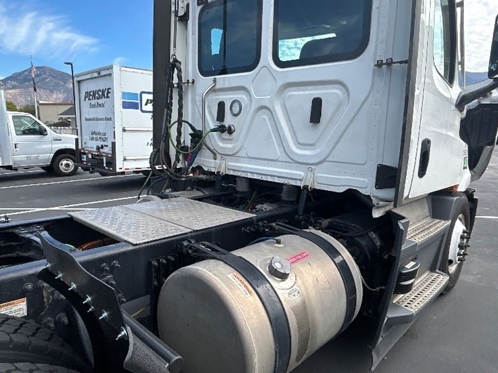 Day Cab Tractor-Heavy Duty Tractors-Freightliner-2023-T11664ST-Ogden-UT-227,104\n\t\tmiles-$ 89,750 - Image 17