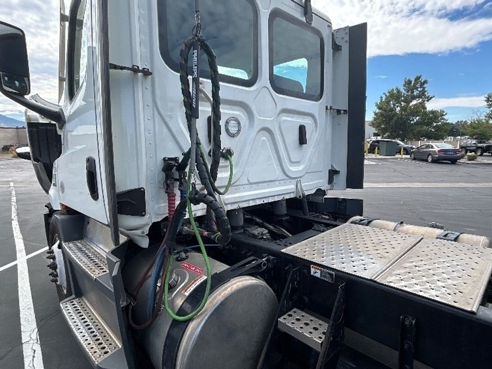 Day Cab Tractor-Heavy Duty Tractors-Freightliner-2023-T11664ST-Ogden-UT-227,104\n\t\tmiles-$ 89,750 - Image 18