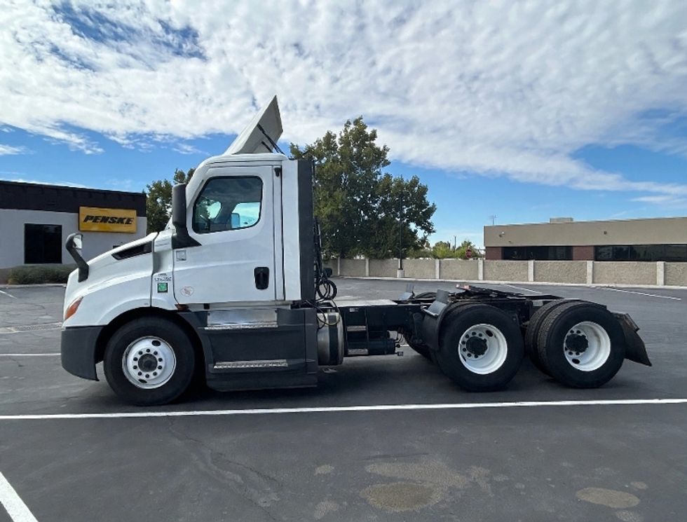 Day Cab Tractor-Heavy Duty Tractors-Freightliner-2023-T11664ST-Ogden-UT-227,104\n\t\tmiles-$ 89,750 - Image 4