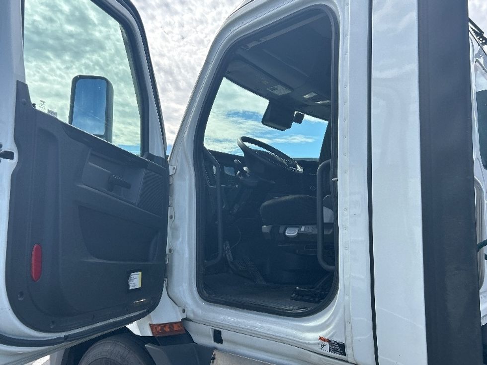 Day Cab Tractor-Heavy Duty Tractors-Freightliner-2023-T11664ST-Ogden-UT-227,104\n\t\tmiles-$ 89,750 - Image 9