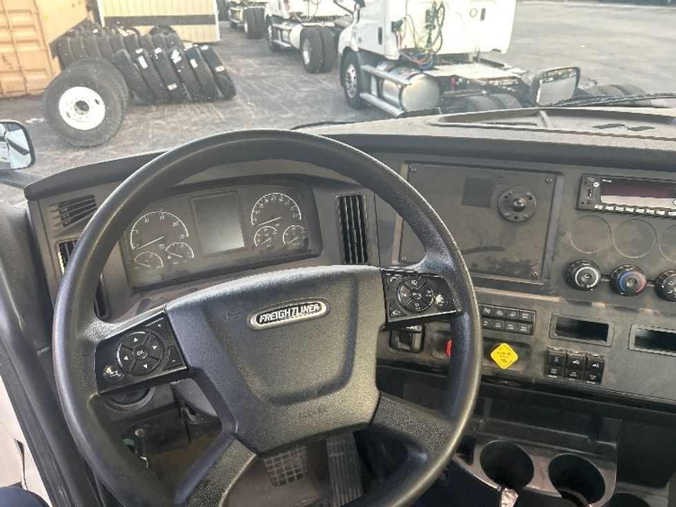 Day Cab Tractor-Heavy Duty Tractors-Freightliner-2023-T11664ST-Salem-VA-497,242\n\t\tmiles-$ 57,500 - Image 11