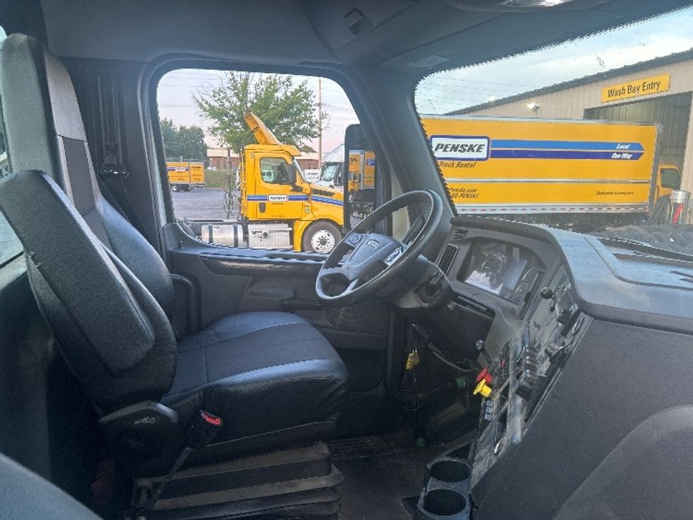 Day Cab Tractor-Heavy Duty Tractors-Freightliner-2023-T11664ST-Salem-VA-497,242\n\t\tmiles-$ 57,500 - Image 14