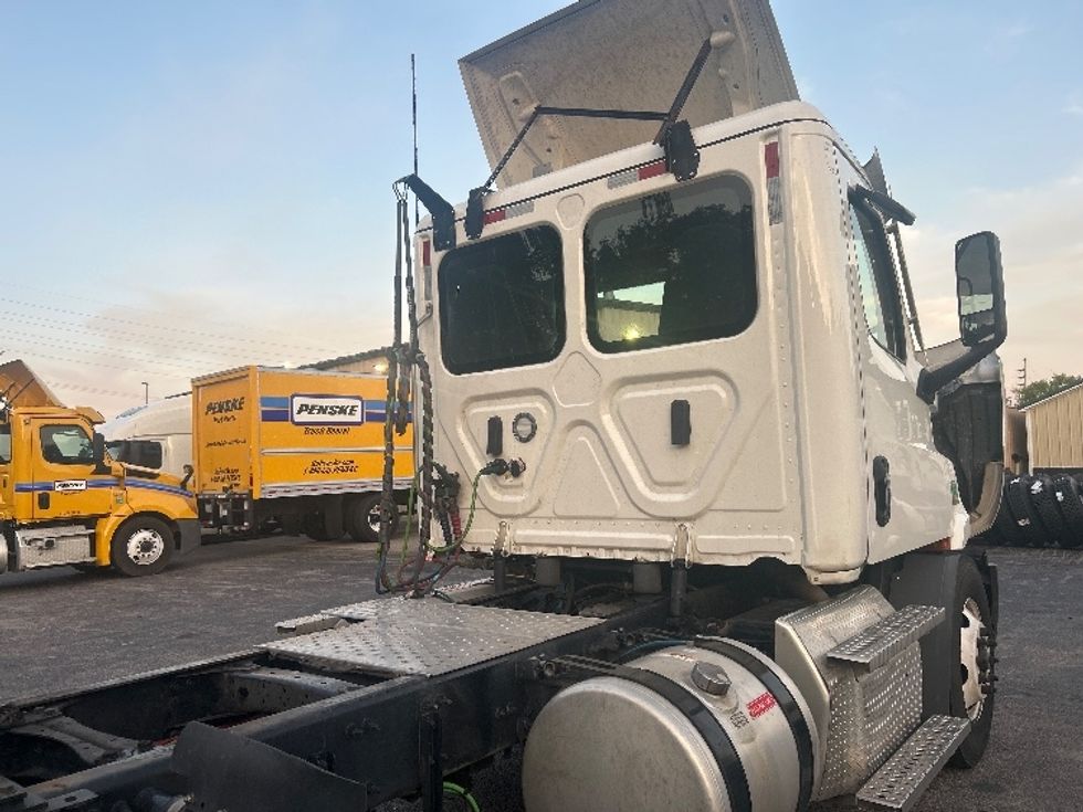 Day Cab Tractor-Heavy Duty Tractors-Freightliner-2023-T11664ST-Salem-VA-497,242\n\t\tmiles-$ 57,500 - Image 18