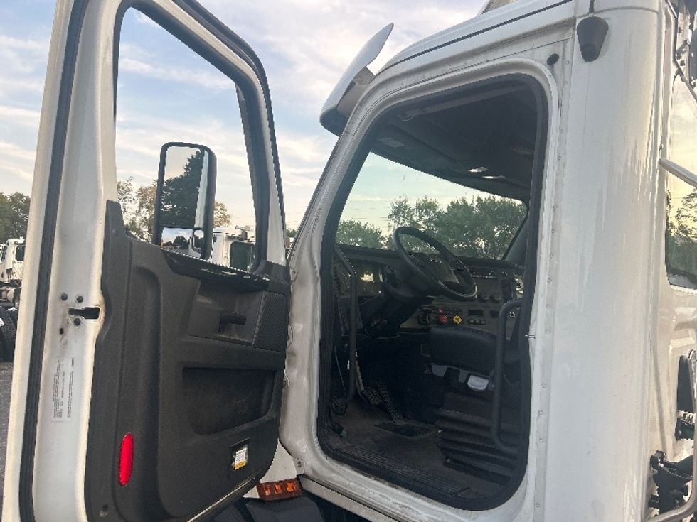 Day Cab Tractor-Heavy Duty Tractors-Freightliner-2023-T11664ST-Salem-VA-497,242\n\t\tmiles-$ 57,500 - Image 9