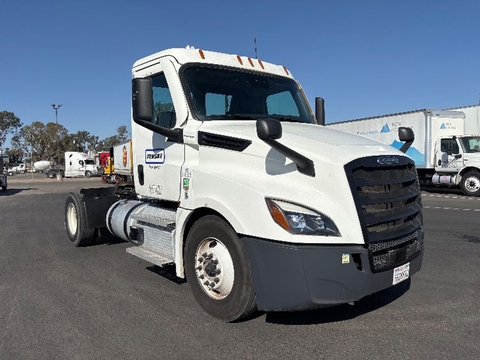 Day Cab Tractor-Heavy Duty Tractors-Freightliner-2023-T12642ST-Fresno-CA-132,669\n\t\tmiles-$ 89,250 - Image 1