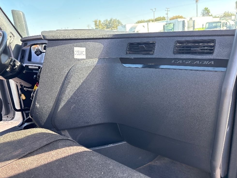 Day Cab Tractor-Heavy Duty Tractors-Freightliner-2023-T12642ST-Fresno-CA-132,669\n\t\tmiles-$ 89,250 - Image 13