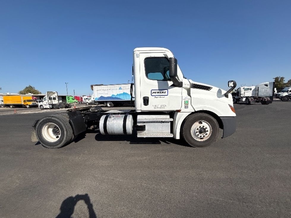 Day Cab Tractor-Heavy Duty Tractors-Freightliner-2023-T12642ST-Fresno-CA-132,669\n\t\tmiles-$ 89,250 - Image 8
