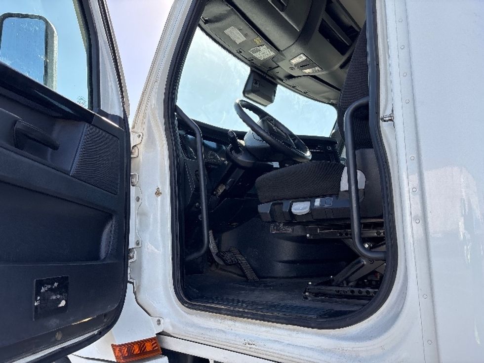 Day Cab Tractor-Heavy Duty Tractors-Freightliner-2023-T12642ST-Fresno-CA-132,669\n\t\tmiles-$ 89,250 - Image 9
