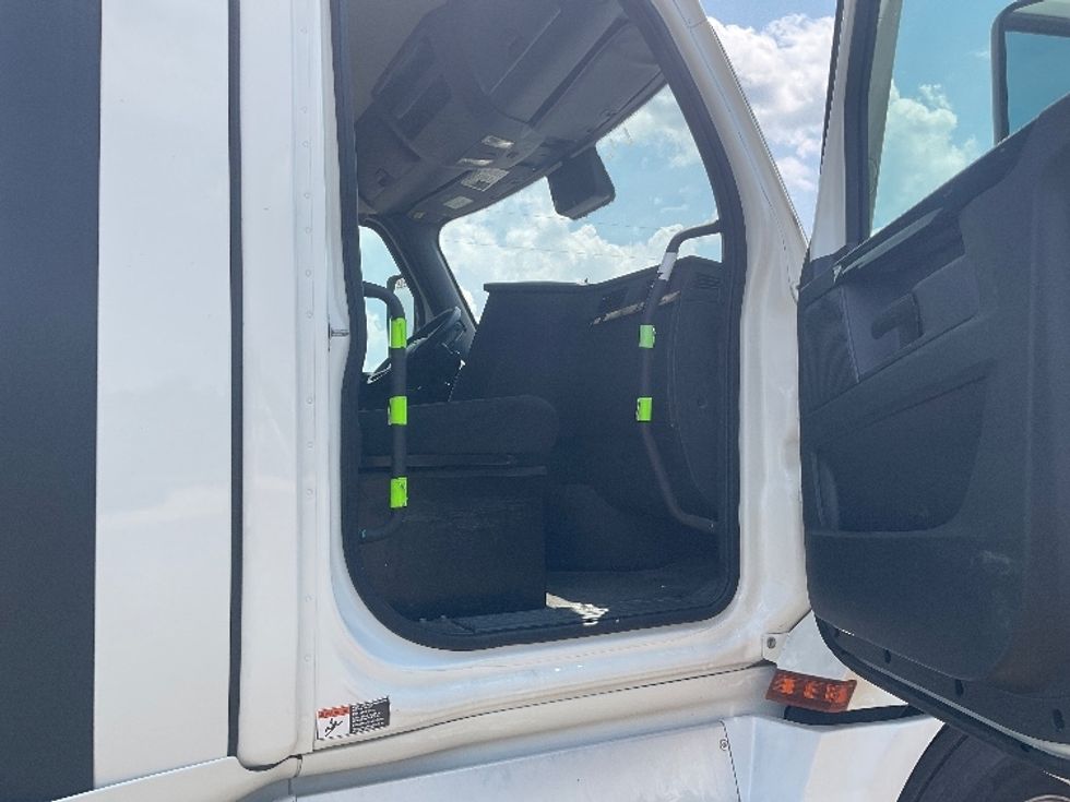 Day Cab Tractor-Heavy Duty Tractors-Freightliner-2023-T12664ST-Albany-GA-651,988\n\t\tmiles-$ 43,500 - Image 12