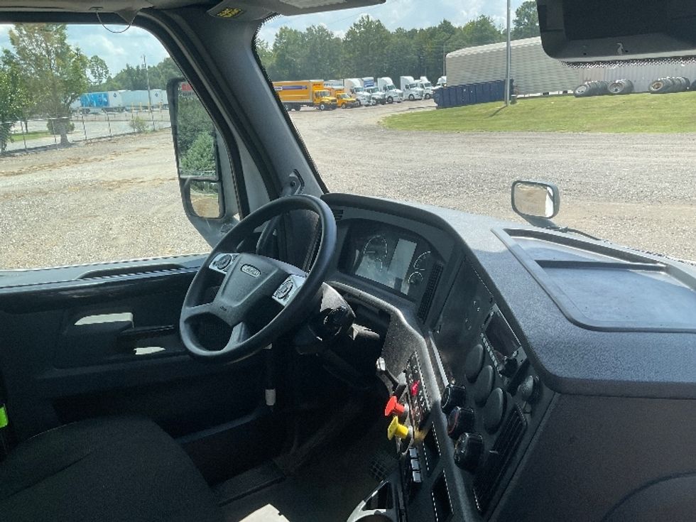 Day Cab Tractor-Heavy Duty Tractors-Freightliner-2023-T12664ST-Albany-GA-651,988\n\t\tmiles-$ 43,500 - Image 14