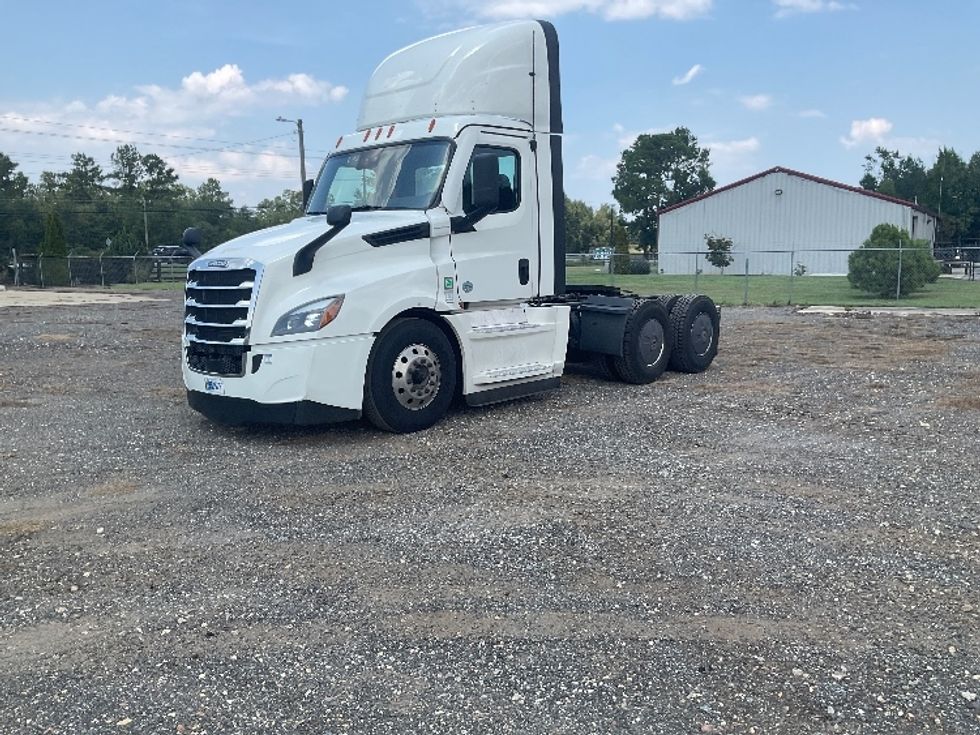 Day Cab Tractor-Heavy Duty Tractors-Freightliner-2023-T12664ST-Albany-GA-651,988\n\t\tmiles-$ 43,500 - Image 3