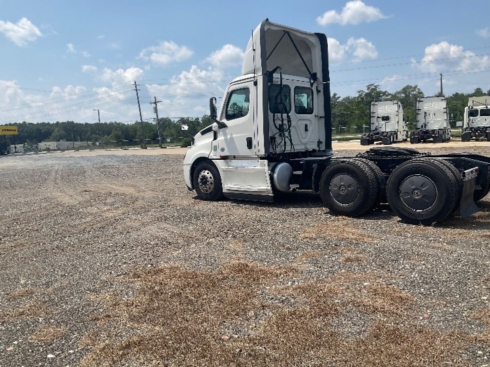 Day Cab Tractor-Heavy Duty Tractors-Freightliner-2023-T12664ST-Albany-GA-651,988\n\t\tmiles-$ 43,500 - Image 5