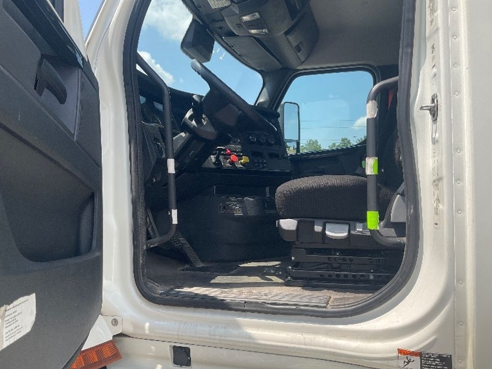 Day Cab Tractor-Heavy Duty Tractors-Freightliner-2023-T12664ST-Albany-GA-651,988\n\t\tmiles-$ 43,500 - Image 9