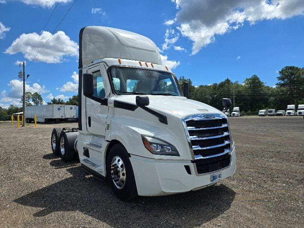 Day Cab Tractor-Heavy Duty Tractors-Freightliner-2023-T12664ST-Albany-GA-707,049\n\t\tmiles-$ 40,000 - Image 1
