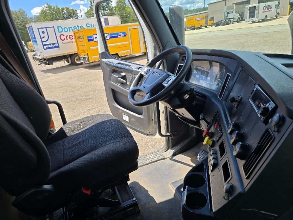 Day Cab Tractor-Heavy Duty Tractors-Freightliner-2023-T12664ST-Albany-GA-707,049\n\t\tmiles-$ 40,000 - Image 14