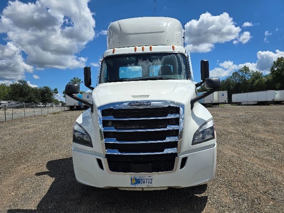 Day Cab Tractor-Heavy Duty Tractors-Freightliner-2023-T12664ST-Albany-GA-707,049\n\t\tmiles-$ 40,000 - Image 2