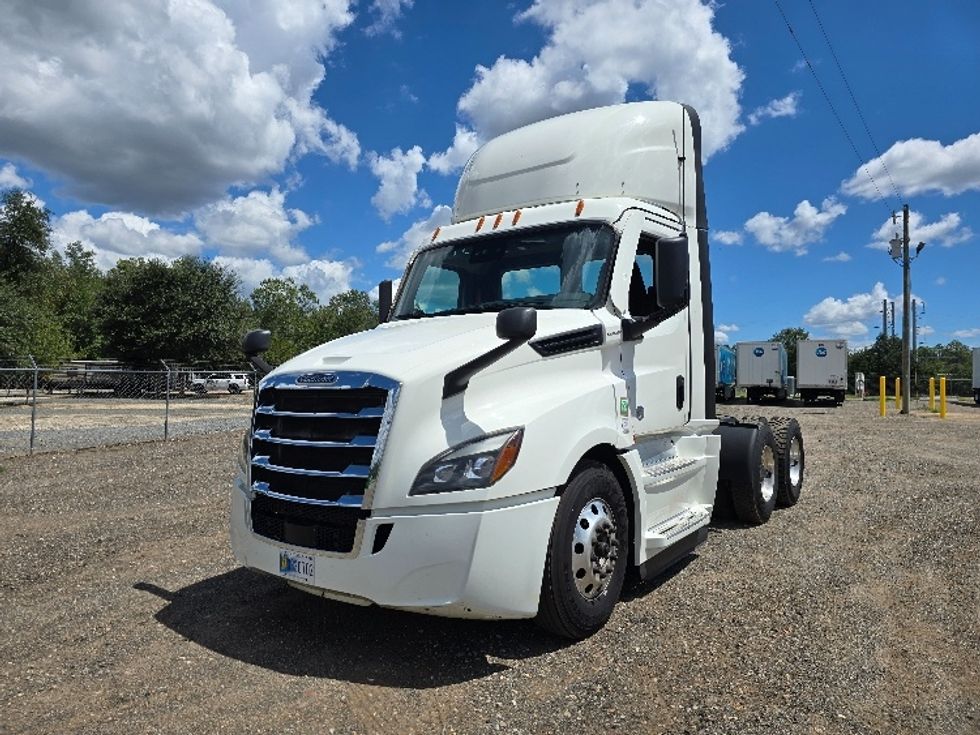Day Cab Tractor-Heavy Duty Tractors-Freightliner-2023-T12664ST-Albany-GA-707,049\n\t\tmiles-$ 40,000 - Image 3