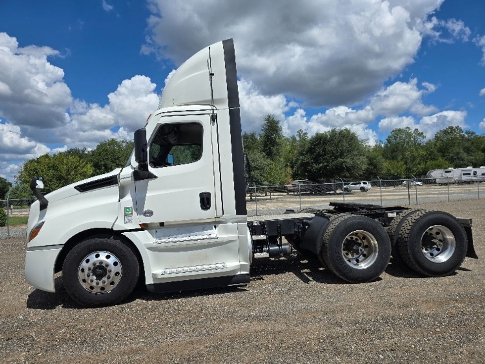 Day Cab Tractor-Heavy Duty Tractors-Freightliner-2023-T12664ST-Albany-GA-707,049\n\t\tmiles-$ 40,000 - Image 4