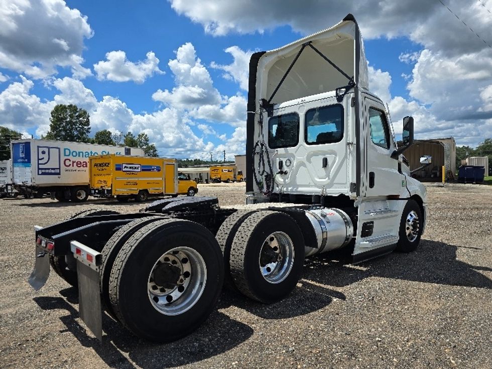 Day Cab Tractor-Heavy Duty Tractors-Freightliner-2023-T12664ST-Albany-GA-707,049\n\t\tmiles-$ 40,000 - Image 7